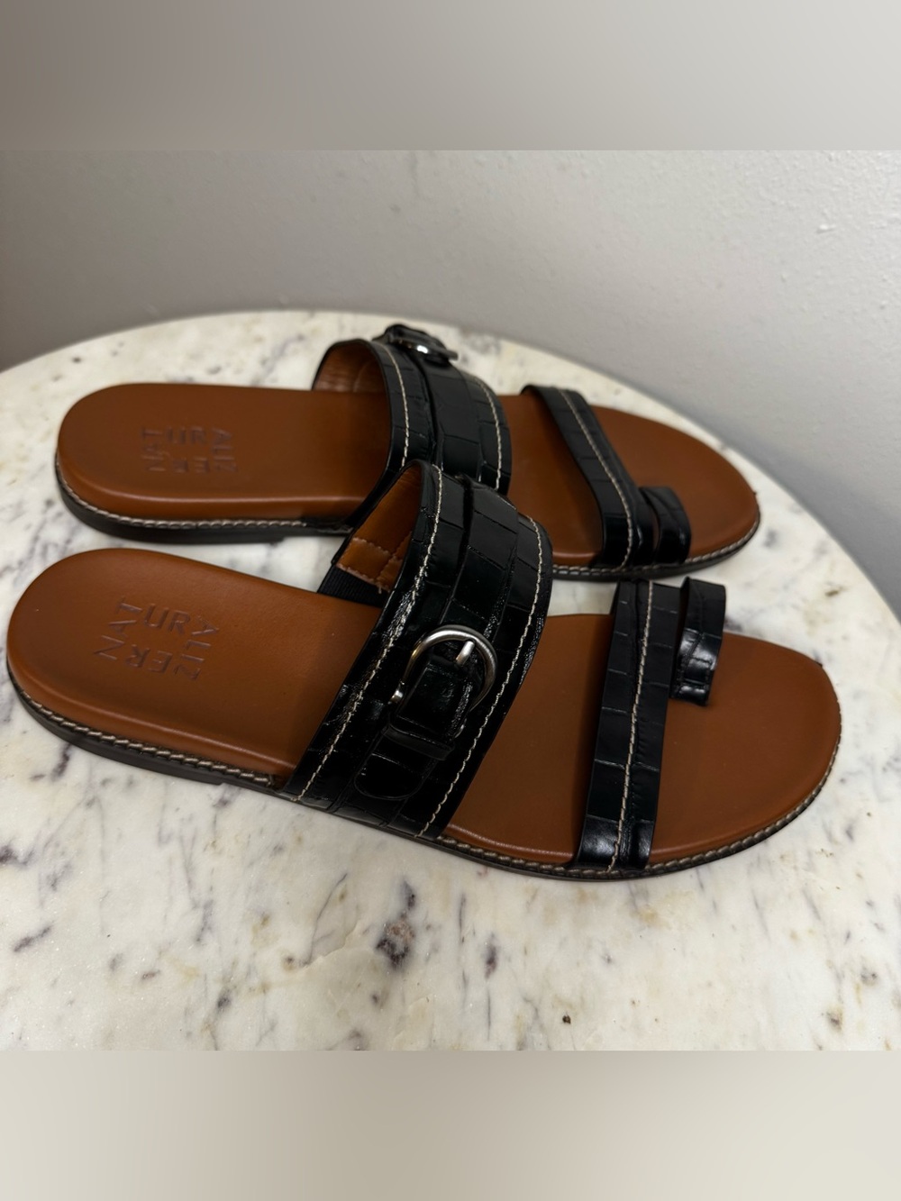 Naturalizer Sandals Size 9 black Leather flat shoes MAKE ME AN OFFER!